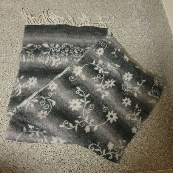 Made in Scotland Accessories - 100% Cashmere Floral Grey White Scarf Made in Scotland